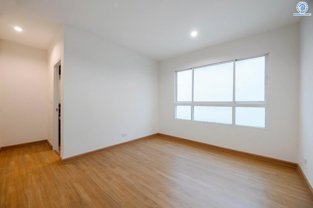 บ้านมือสองตกแต่งใหม่ ทาวน์โฮม 3 ชั้น โครงการ พรีเมี่ยมเพลส รามอินทรา เนื้อที่ 21.2 ตร.ว. ฟังก์ชัน 3 ห้องนอน 4 ห้องน้ำ 2 ที่จอดรถ ทำเลใจกลางเมือง เชื่อมต่อทั้ง ถ.ประเสริฐมนูญกิจ, ถ.ลาดพร้าว, ถ.รามอินทรา ใกล้ทางด่วน "รามอินทรา" และรถไฟฟ้าสายสีชมพู "สถานีมัยลาภ"